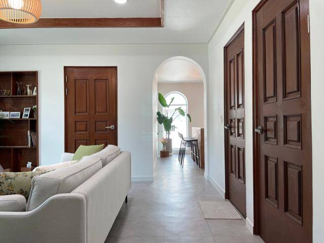 1980년대에 제작된 아치 형태의 창을 살리고, 거실과 주방을 연결하는 통로도 아치형 가벽을 세웠다. 신지호씨 제공