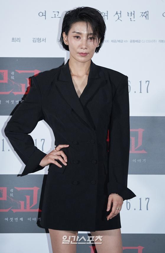 Actor Kim Seo-hyung has a photo time at the premiere of the movie Whispering Corridors 6th Story: Alma mater, which was held on Online Live on the morning of 9th day.The film Whispering Corridors 6th Story: Alma mater is a story about Eun-hee (Kim Seo-hyung), who lost her past memory and became her vice principal, meeting her troubled child Ha Young (Kim Hyun-soo) in school to discover a place hidden like a secret for a long time and confront the reality of the shocking memory that she lost.