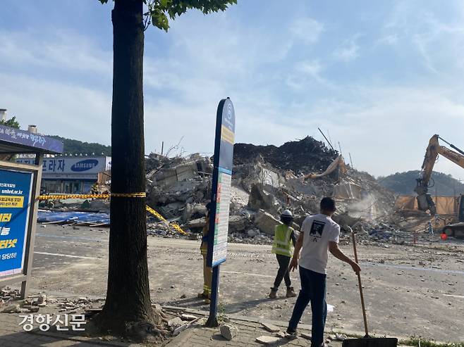 광주 동구 학동에서 철거중이던 건물이 무너져 도로를 덮쳤다. 독자제공.