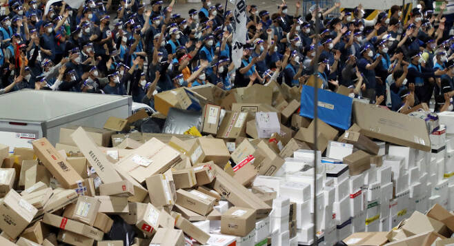 분류작업을 거부하고 있는 택배노조가 9일 송파구 서울복합물류센터에서 파업 결의대회를 하고 있다. 연합뉴스