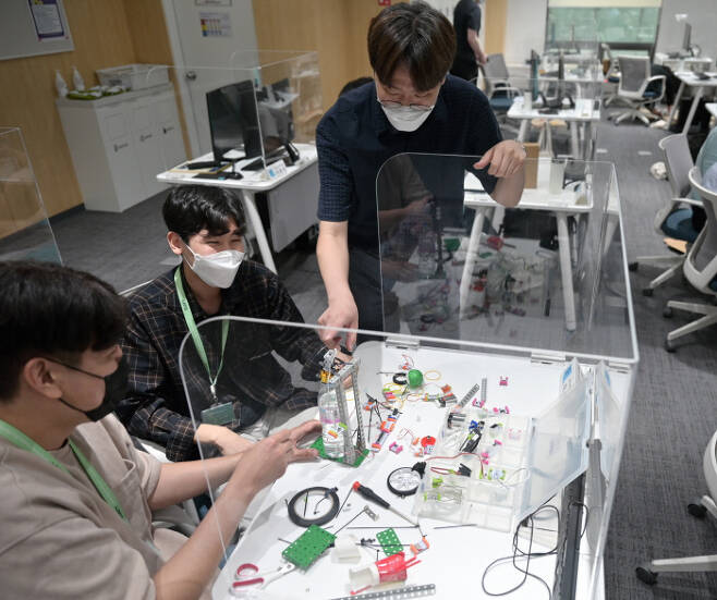 삼성청년SW아카데미 4기 서울캠퍼스 교육생들이 협업 프로젝트를 진행하고 있다. 삼성전자 제공