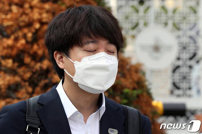 국민의힘 당대표에 출마한 이준석 후보가 9일 오전 서울 용산구 국방부 앞에서 천안함 생존장병 및 유가족 시위 현장에서 유가족과 대화 중 눈물을 흘리고 있다. /사진=뉴스1