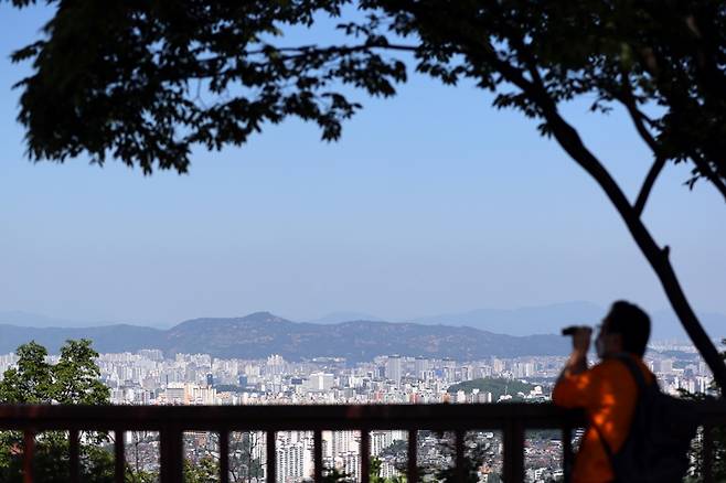 수요일(9일)은 전국이 한낮 30도를 기록하는 맑은 날씨를 보인다. 다만 제주는 흐리고 새벽부터 오후 사이 비가 내린다. 사진은 4일 오후 서울 남산공원에서 시민들이 파란하늘을 바라보는 모습. /사진=뉴스1