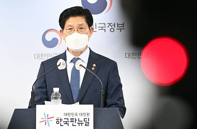 노형욱 국토교통부 장관은 9일 정부서울청사에서 열린 '국토부-서울시 주택정책 협력 강화 방안 간담회 및 합동브리핑'에서 "(주택시장 안정을 위해) 국토부와 서울시의 높은 차원 협력이 요구된다"고 말했다. 사진은 노 장관이 지난 7일 오전 서울 종로구 정부서울청사에서 LH 혁신방안 대국민 브리핑을 하는 장면. /사진=뉴스1