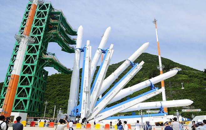 고흥 나로우주센터에서 한국형 발사체 '누리호' 인증모델이 발사대에 거치되고 있다.[한국항공우주연구원 제공]