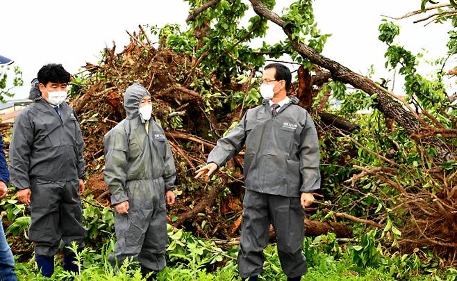 조병옥 충북 음성군수(오른쪽)가 과수화상병 발생 농가를 점검하고 있다.  음성군 제공