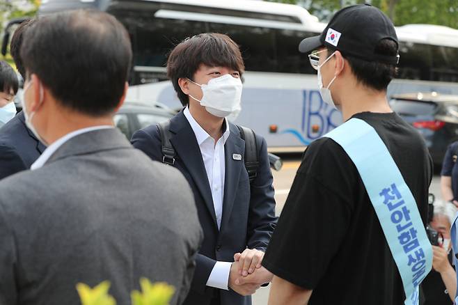 국민의힘 이준석 당대표 후보가 9일 서울시 용산구 국방부 앞에서 시위를 벌이고 있는 천안함 희생자 유가족을 방문, 희생자 및 유가족과 대화를 나누고 있다. 연합뉴스