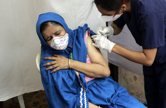 인도 현지시간으로 지난달 31일, 아스트라제네카 코로나19 백신을 접종받는 여성. AP 연합뉴스
