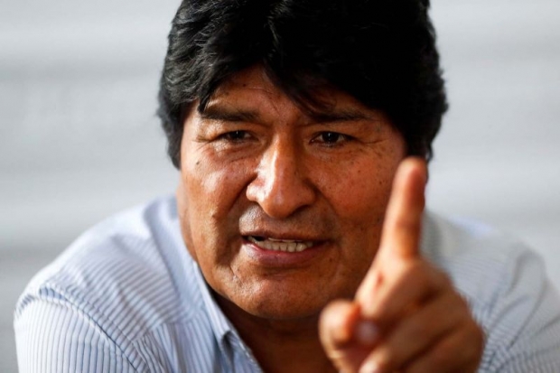 2006년 볼리비아 첫 원주민 대통령에 취임한 에보 모랄레스 전 대통령은 2019년 4선 연임에 도전했다가 부정 선거 시비에 휘말렸다. 1차 투표 승리를 선언했지만, 석연찮은 개표 과정이 문제였다. 이후 볼리비아 전역에서 대선 불복 시위가 거세지고, 군 수장까지 나서 퇴진을 권고하자 같은 해 11월 쫓기듯 망명길에 올랐다.