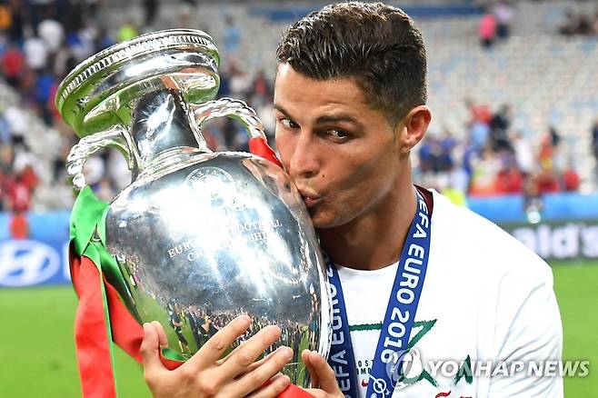 유로 2016 우승 트로피에 키스하는 크리스티아누 호날두 [EPA=연합뉴스 자료사진]