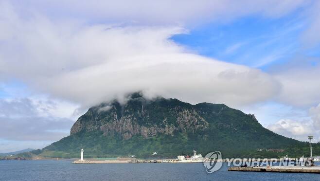 산방산에 걸린 구름 (서귀포=연합뉴스) 박지호 기자 = 9일 제주 서귀포시 안덕면 산방산에 구름이 걸려 신비한 광경을 연출하고 있다. 2021.6.9 jihopark@yna.co.kr