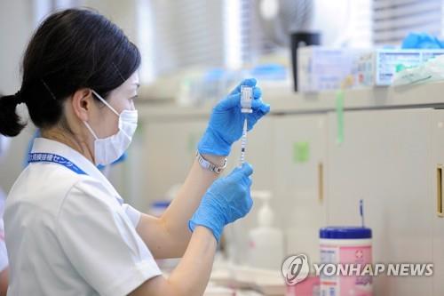 (도쿄 로이터=연합뉴스) 9일 일본 도쿄에 설치된 신종 코로나바이러스 감염증(코로나19) 백신 대규모 접종센터에서 의료 종사자가 백신 접종을 준비하고 있다.
