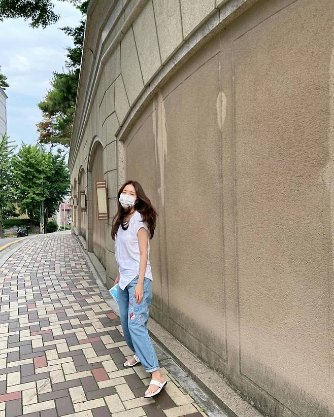 Actor Si-a Jeong reveals his sweet routine with Husband Do-bin BaekSi-a Jin posted a picture on his instagram on the 10th with an article entitled One lap in the neighborhood ~ photo by white deacon, thank you for always being with me.Si-a Jin in the photo showed a neat style wearing a white short-sleeved T-shirt and jeans.Si-a Jeong, who boasts beautiful looks while she is 41 this year, is making a bright eye-catching walk with Husband Do-bin Baek.Meanwhile, Si-a Jing has a Do-bin Baek and a daughter in 2009 marriage and has one male and one female.