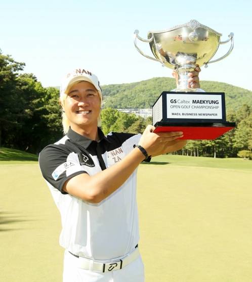 2021년 한국프로골프(KPGA) 코리안투어 SK텔레콤 오픈 골프대회에 출전하는 허인회 프로. 사진은 제40회 GS칼텍스 매경오픈 우승했을 때 모습이다. 제공=KPGA