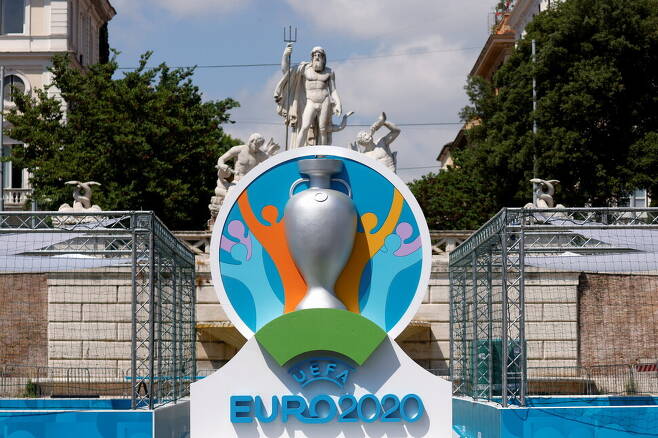 8일(한국시각) 이탈리아 로마 거리에 UEFA 유로 2020 관련 조형물이 설치돼 있다. 로마/로이터 연합뉴스