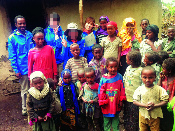 필자의 딸 정선주(맨뒷줄 왼쪽 셋째)씨가 간호대학 시절 아프리카 에티오피아로 의료봉사를 갔을 때 아디스아바바의 아이들과 함께 기념사진을 찍었다. 정경호 주주통신원 제공