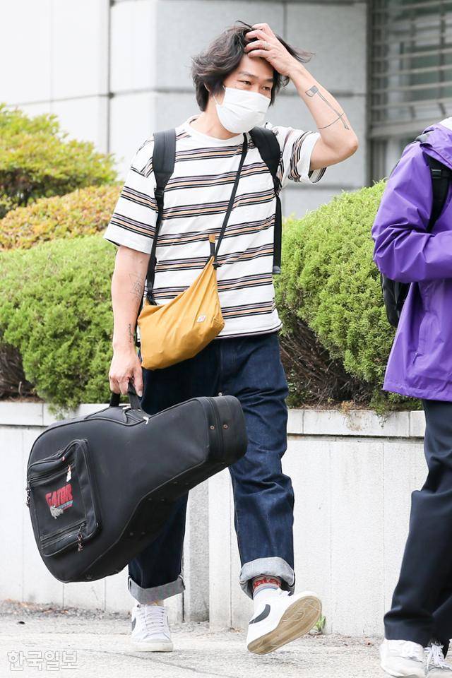 이효리의 남편인 이상순은 내추럴한 뮤지션의 매력이 돋보이는 일상룩으로 KBS2 '유희열의 스케치북' 녹화장을 찾았다. 한국일보 자료사진