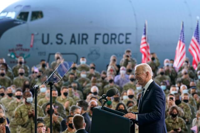 조 바이든 미국 대통령이 9일 취임 후 첫 해외 방문지인 영국의 밀든홀 공군기지에서 이곳 주둔 미군 장병과 가족 앞에서 연설하고 있다. 밀든홀=로이터 연합뉴스