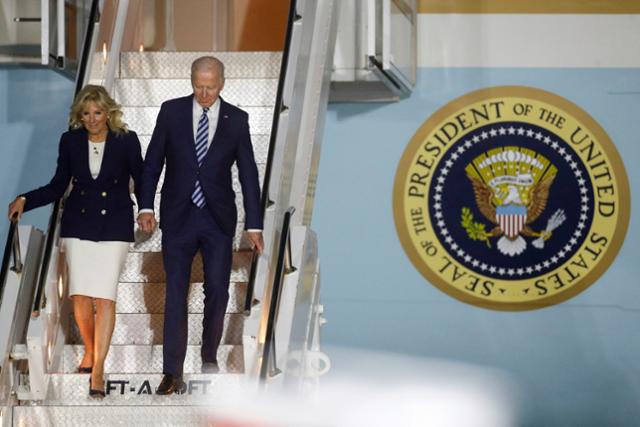조 바이든 미국 대통령과 부인 질 여사가 영국 콘월에서 열리는 주요 7개국(G7) 정상회의를 앞두고 9일 뉴키 콘월 공항에 도착해 전용기 에어포스원에서 내리고 있다. 뉴키=AP 뉴시스