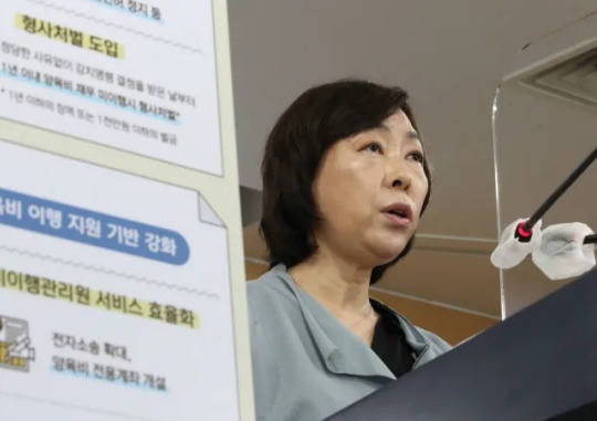 Kim Kyong-seon, vice minister of gender equality and family announces government measures to better enforce child support payments for underage children of single parents at the government office in Seoul on June 9. Yonhap News
