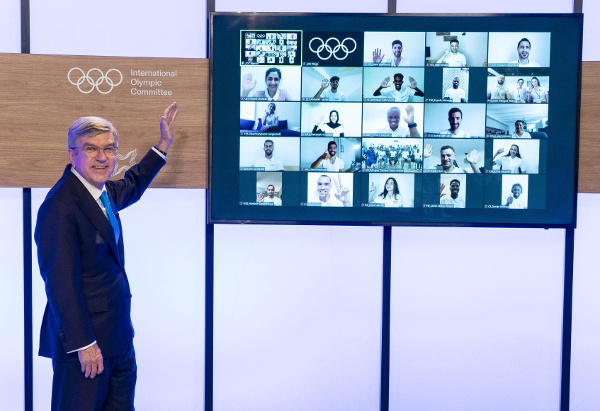 토마스 바흐 국제올림픽위원회(IOC) 위원장이 8일(현지시간) 스위스 로잔 본부를 중심으로 각국을 연결한 화상 회의에서 도쿄올림픽에 출전할 난민팀 선수단 구성을 발표하고 있다. IOC는 같은 날 집행위원회에서 북한의 올림픽 불참을 확정했다. 로이터연합뉴스