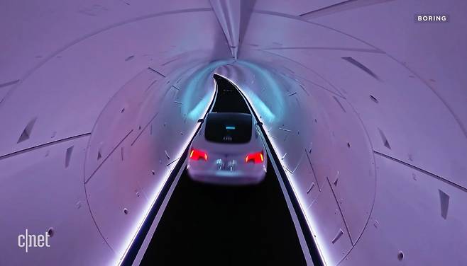 일론 머스크의 지하터널 교통 시스템 ‘루프’. 지난 8일부터 미국 라스베이거스 컨벤션센터에서 운영을 시작했다. ['씨넷(CNET)' 유튜브 채널 캡처]