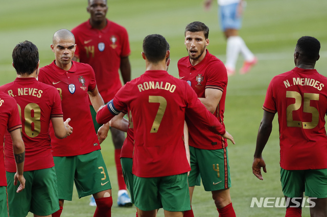 [리스본=AP/뉴시스] 포르투갈이 10일(한국시간) 포르투갈 리스본의 에스타디오 조세 알랄라드에서 열린 이스라엘과 친선전에서 4-0 대승을 거뒀다. 사진은 포르투갈 선수들.