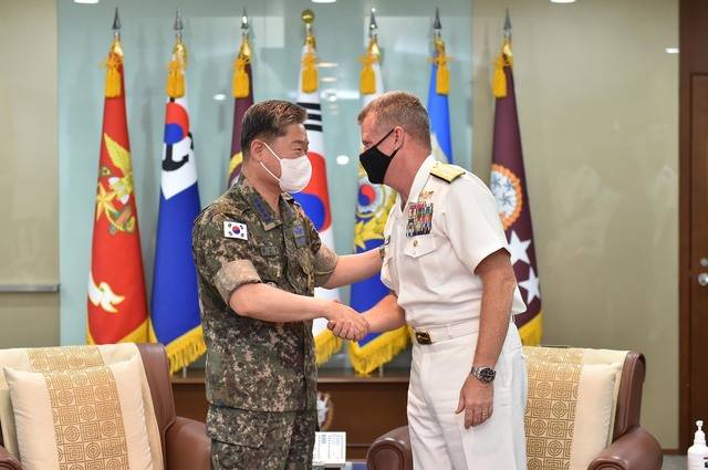 [서울=뉴시스]원인철 합참의장이 10일 사무엘 파파로 미 태평양함대사령관(해군 대장)을 접견, 악수하고 있다. (사진=합참 제공) 2021.06.10. photo@newsis.com *재판매 및 DB 금지