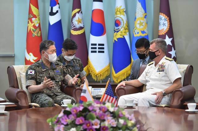 [서울=뉴시스]원인철 합참의장이 10일 사무엘 파파로 미 태평양함대사령관(해군 대장)을 접견, 대화하고 있다. (사진=합참 제공) 2021.06.10. photo@newsis.com *재판매 및 DB 금지