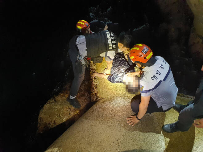 지난 9일 강원 동해시 대진항 인근에서 밤에 산책을 하던 중 바다에 빠진 30대 남성이 해경에 무사히 구조됐다. 동해해양경찰서 제공