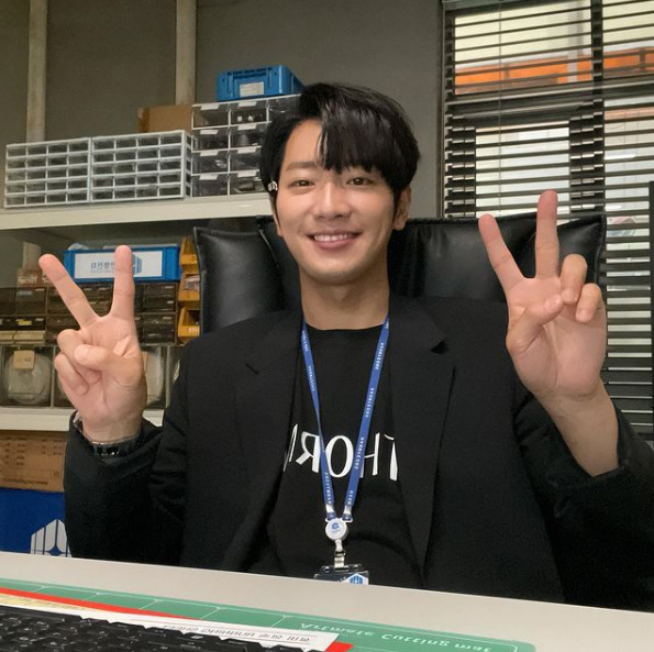 Actor Lee Sang-yeob has released an attractive scene photo.Lee Sang-yeob posted a picture on his SNS on the 10th with an article entitled Im okay Hahahahaha.In the photo, Lee showed a dandy charm in a black jacket and a T-shirt. Lees luxurious appearance catches his attention.Lee Sang-yeob is active in entertainment as well as Drama, and shows his aspect as an all-round entertainer.Lee Sang-yeob is playing a big role not only on TVN Sixth Sense 2 which will be aired on the 25th but also on MBC Drama Not Crazy which will be aired on the 23rd.