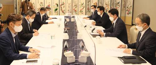 노형욱 국토교통부 장관과 오세훈 서울시장이 9일 오후 서울 종로구 정부서울청사에서 열린 '국토교통부-서울특별시 주택정책 협력 간담회'에 참석해 발언하고 있다. 공동취재사진