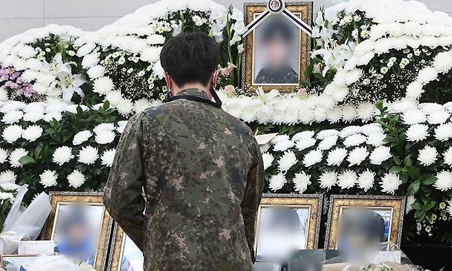 10일 경기도 성남시 국군수도병원 장례식장에 마련된 고(故) 이 모 중사 분향소에 조문객들의 발길이 이어지고 있다. 연합뉴스