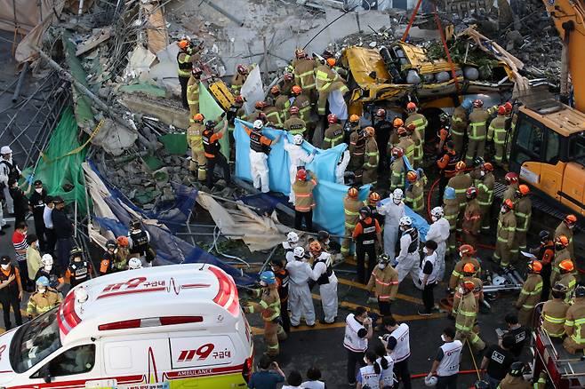 6월9일 오후 광주 동구 학동의 한 철거 작업 중이던 건물이 붕괴하면서 정차 중이던 시내버스가 그대로 매몰됐다. 이 사고로 9명이 사망하고, 8명이 중상을 입었다. ⓒ 연합뉴스