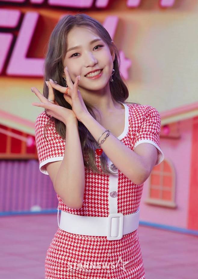 신인 걸그룹 라잇썸(LIGHTSUM) 휘연이 10일 오후 온라인 생중계로 진행된 데뷔 싱글 앨범 '바닐라'(Vanilla) 발매 쇼케이스에 앞서 포즈를 취하고 있다. /사진제공=큐브엔터테인먼트 2021.06.10