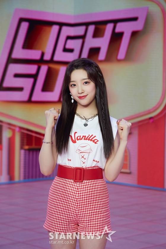 신인 걸그룹 라잇썸(LIGHTSUM) 히나가 10일 오후 온라인 생중계로 진행된 데뷔 싱글 앨범 '바닐라'(Vanilla) 발매 쇼케이스에 앞서 포즈를 취하고 있다. /사진제공=큐브엔터테인먼트 2021.06.10