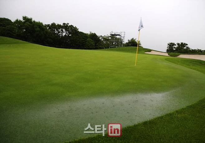 폭우가 쏟아진 제주 핀크스 골프장의 그린에 물이 고여있다. (사진=KPGA)