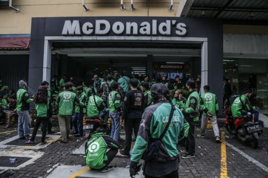 9일(현지시간) 인도네시아 서부자바주 보고르의 한 맥도날드 매장 앞에서 한정판 방탄소년단(BTS) 세트 메뉴인 'BTS 밀'(Meal)을 배달하려는 기사들이 몰려들고 있다. [이미지출처=연합뉴스]