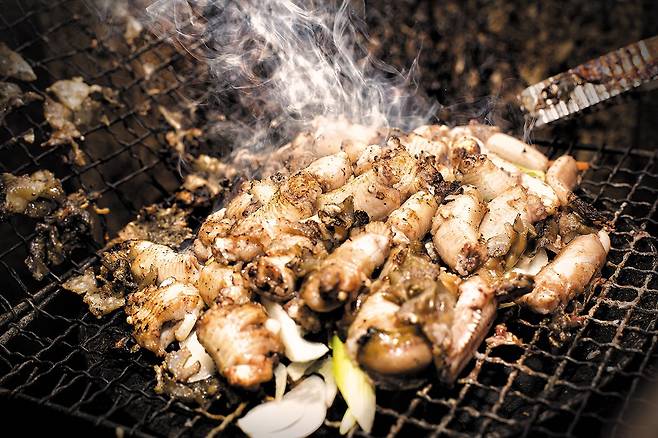 통영 무정동 ‘야간열차’ 먹장어(꼼장어) 소금구이. 무정동 ‘꼼장어골목’에는 야간열차를 비롯 먹장어집 다섯이 모여있다. /조선일보DB