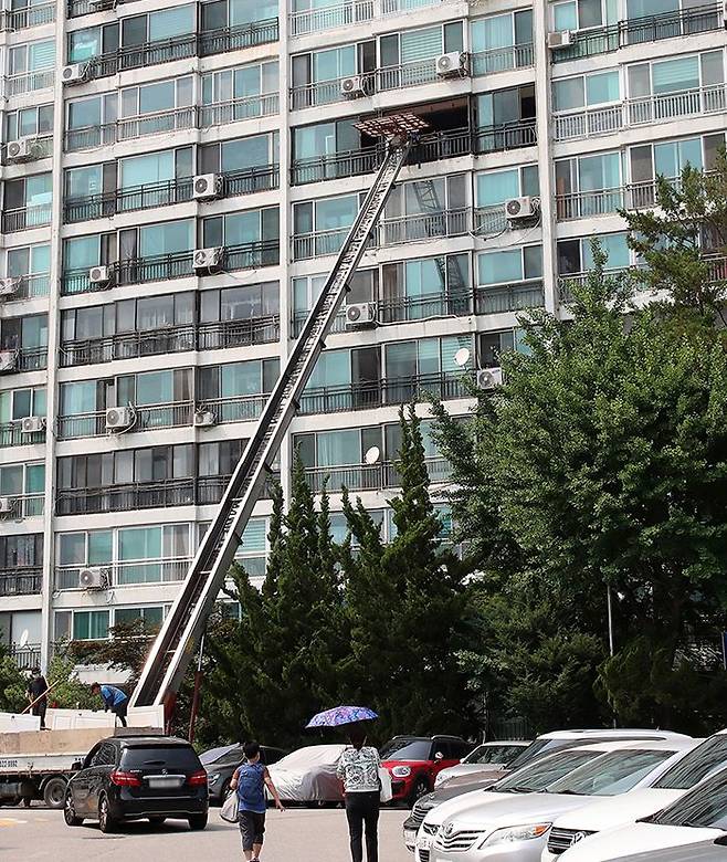 9일 서울 강남구 대치동의 한 아파트에서 이사업체 직원들이 사다리차로 이삿짐을 옮기고 있다. 작년 7월 말 새 임대차법 도입 이후 전세가격이 급등하면서 새로 전셋집을 구하는 이들의 부담이 커졌다. 특히 재건축 아파트의 경우 ‘2년 실거주 요건’을 채워 세금 부담을 줄이려는 집주인들의 이사 수요로 인해 집을 비워야 하는 세입자가 늘고 있다. /김연정 객원기자