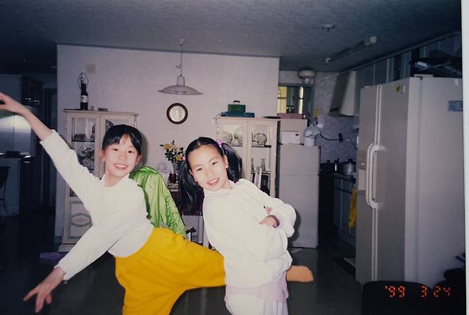 발레에 입문한 초등학교 3학년 때 박세은(왼쪽). 오른쪽은 언니. /박세은 제공
