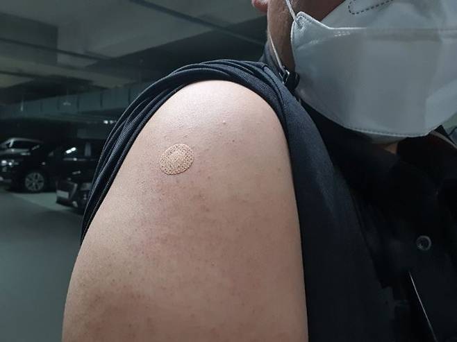 11일 오전 11시 얀센 백신을 접종한 기자의 팔뚝. 접종 직후에는 통증이 느껴졌지만, 10여분 뒤에는 별다른 통증을 느끼지 못했다. /박성우 기자