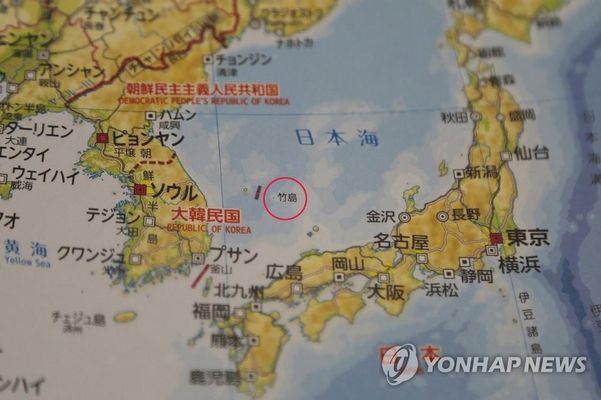 일본 문부과학성의 검정을 통과한 고교 사회과 교과서에 독도가 '다케시마'(竹島·일본이 주장하는 독도의 명칭. 붉은색 원)로 표기돼 있다 /연합뉴스