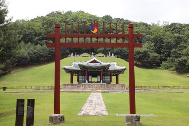 구리 동구릉의 숭릉. 조선 제 18대 현종과 명성왕후의 쌍릉이다. 동구릉은 유네스코 세계문화유산에 조선 왕릉으로 등재돼 있다. ⓒ박준규