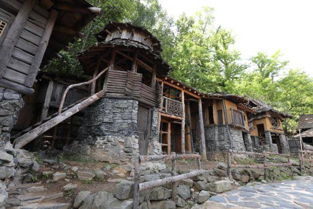 수많은 영화와드라마에 등장했던 고구려대장간마을의 거물촌. 까치 지붕의 너와집이다. ⓒ박준규