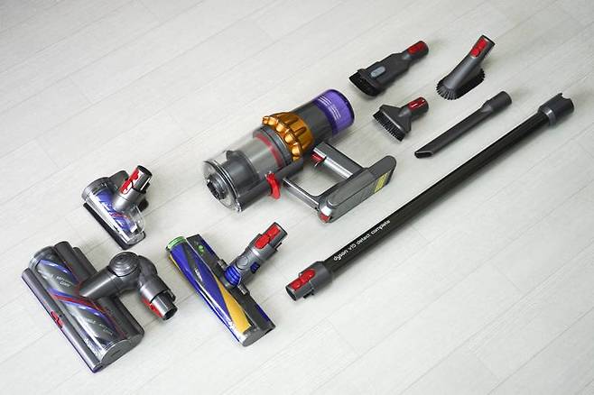 앞에서부터 하이 토크 클리너 헤드와 헤어 스크류 툴, 레이저 슬림 플러피며, 뒤의 4개는 크레비스 툴과 스타번 더트 브러쉬, 미니 소프트 먼지 브러쉬, 콤베이네이션 툴이다. 출처=IT동아