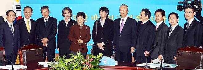 2011년 12월 27일 서울 여의도 한나라당(현 국민의힘) 당사에서 박근혜 전 대통령(당시 비상대책위원장) 주재로 열린 첫 비대위에 참석한 이준석 비대위원(가운데). 중앙포토