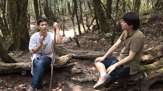 2013년 5월 22일 방영된 EBS 화해프로젝트 용서-'진보 논객 진중권과 젊은 보수 이준석' 프로그램에서 대화를 나눴던 진중권 전 동양대 교수와 이준석 대표. 사진 EBS