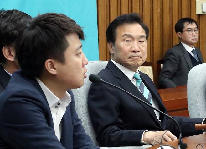 2019년 4월 5일 바른미래당 이준석 최고위원(왼쪽)이 국회에서 열린 최고위원-국회의원 연석회의에서 당 대표 퇴진 촉구 발언을 하고 있다. 가운데는 손학규 바른미래당 대표. 연합뉴스