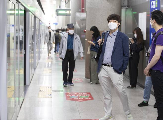 국민의힘 이준석 당 대표 후보가 지난 5일 서울 청량리역에서 춘천행 ITX청춘열차를 기다리고 있다. 연합뉴스